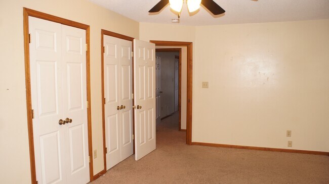 Building Photo - 1221 Clearwater Ln