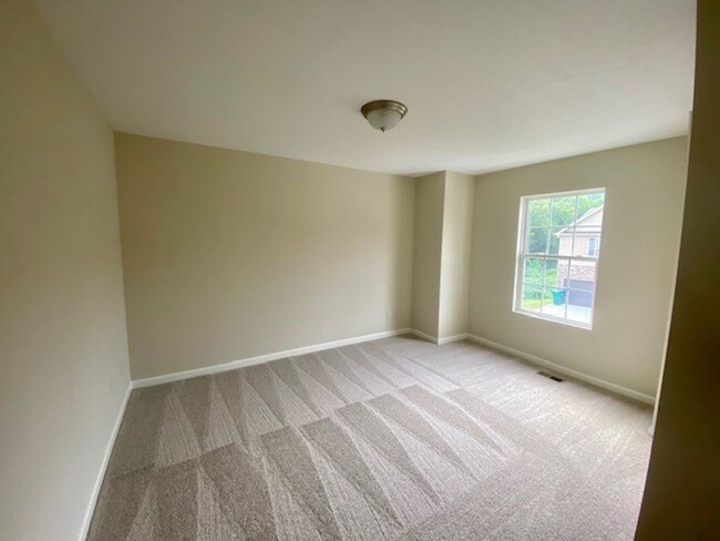 Building Photo - Charming 3 Bedroom 2.5 Bath townhome in Po...