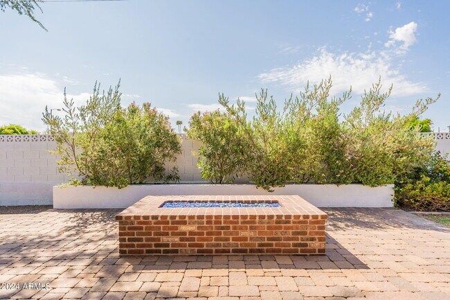 Building Photo - 6433 E Calle Camelia