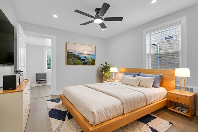 Building Photo - 2712 W Balmoral Ave