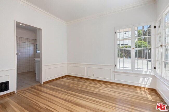 Building Photo - 448 1/2 S Wilton Pl