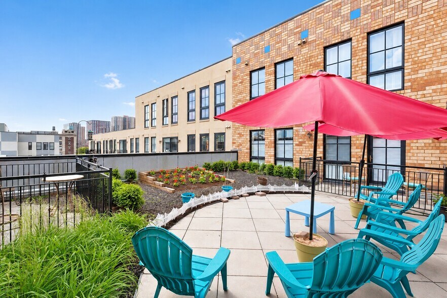 Building Photo - 659 1st St