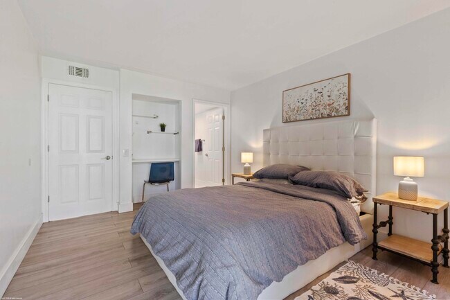 Building Photo - 711 Forest Club Dr