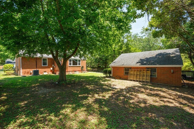 Building Photo - Beautiful 2 Bedroom Corner Lot of Park Ave! ***Available Late June 2026***