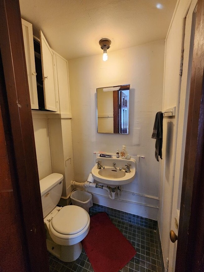 Building Photo - Available August 1st - 3 bedroom/1.5 bath house 1 block off Williamson St