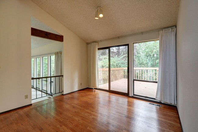 Building Photo - Spacious 4BR 2.75BA Tri-level home in quie...