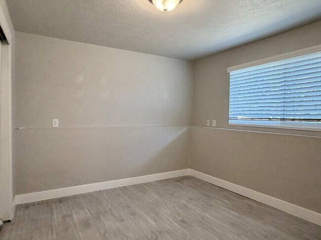 Building Photo - Spacious 4 bedroom, 3 bathroom home in the heart of Aurora is ready for immediate move in! Conven...