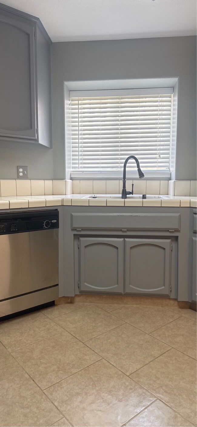 Building Photo - 10704 Sunset Canyon Dr