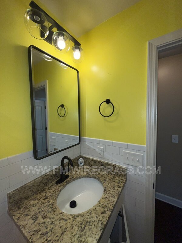 Building Photo - 229 Lace Dr