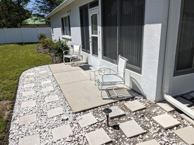 Building Photo - 3/2/2 Home with many upgrades in the 34609...