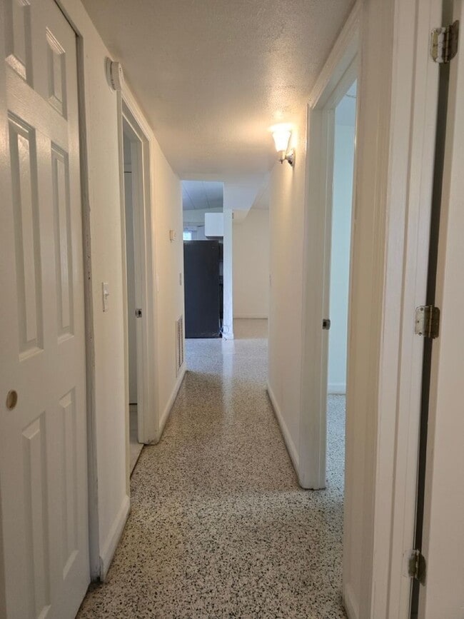 Building Photo - Spacious 3-Bed, 1-Bath Home on Quiet Road ...