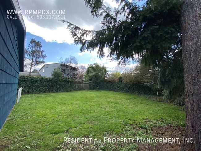 Building Photo - Classic North Portland Bungalow!