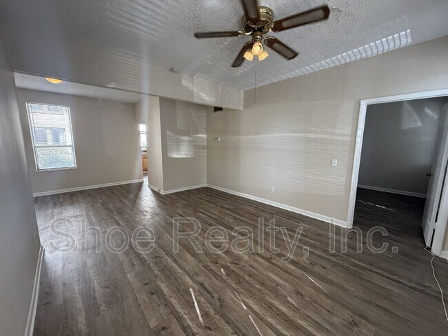 Building Photo - 2545 Oak St