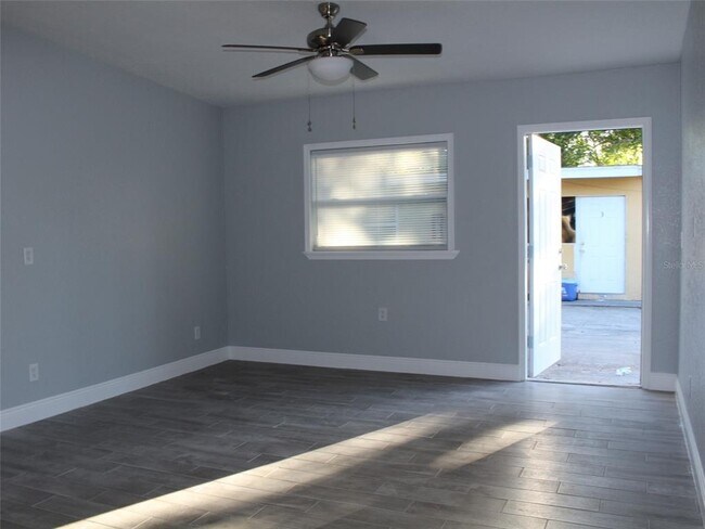 Building Photo - 415 W Lancaster Rd