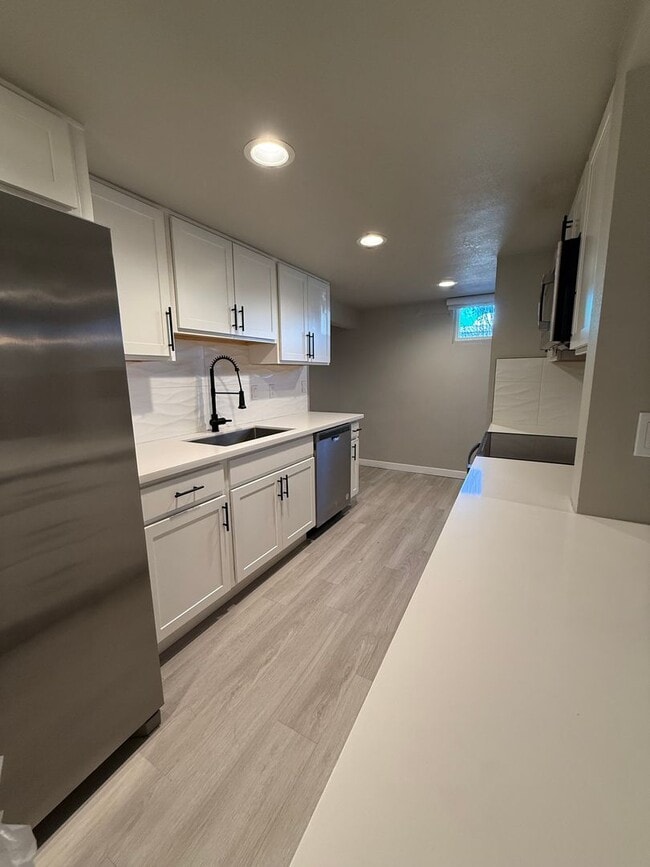 Building Photo - 943 S Wells Ave