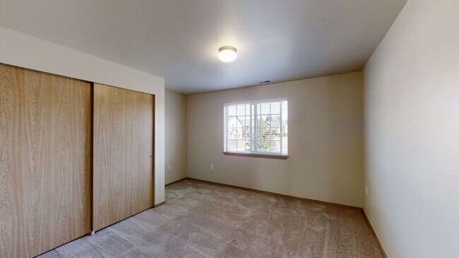 Building Photo - Clean Home with Lots of space ready to be your Home!