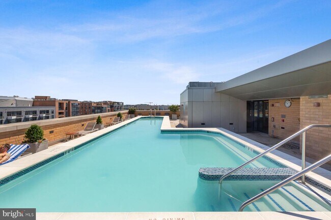 Rooftop pool - 475 K St NW