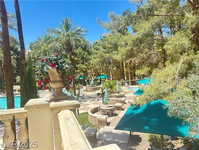 Building Photo - 270 E Flamingo Rd