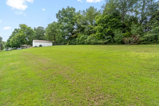 Building Photo - 370 Rossview Rd