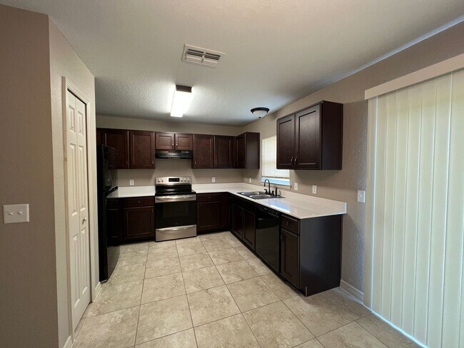 Building Photo - Charming 3 Bedroom 2 Bathroom Home in Ocala!!