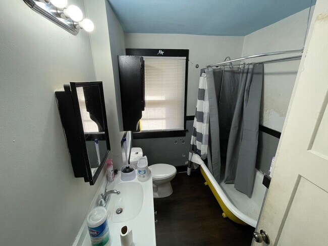 Building Photo - 1501 S Spring St