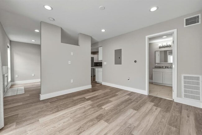 Building Photo - 935 La Posada Dr