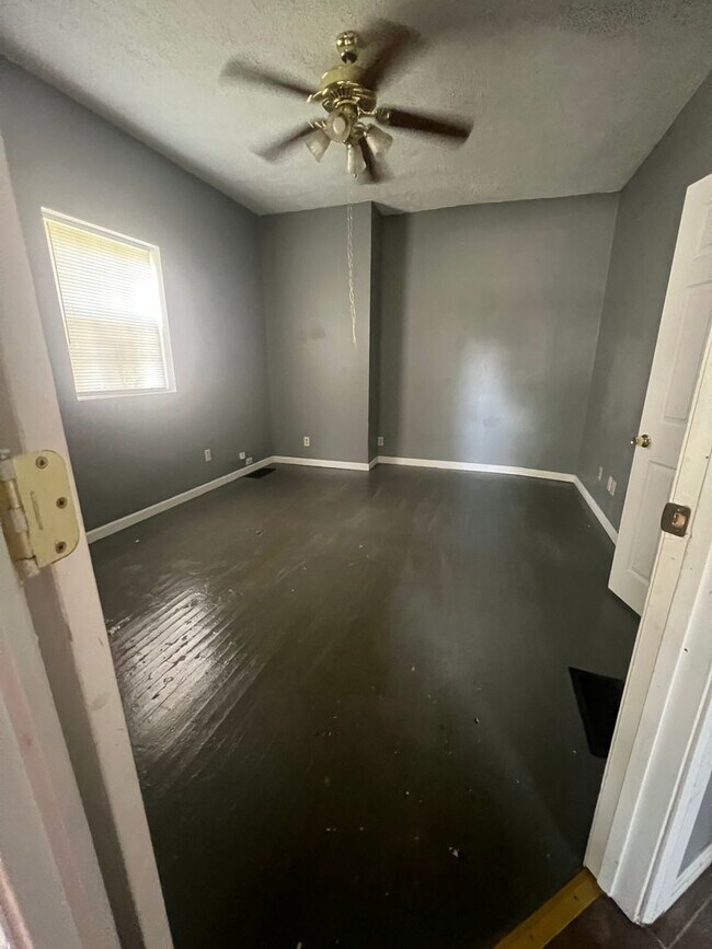 Building Photo - 520 N Alameda Ave