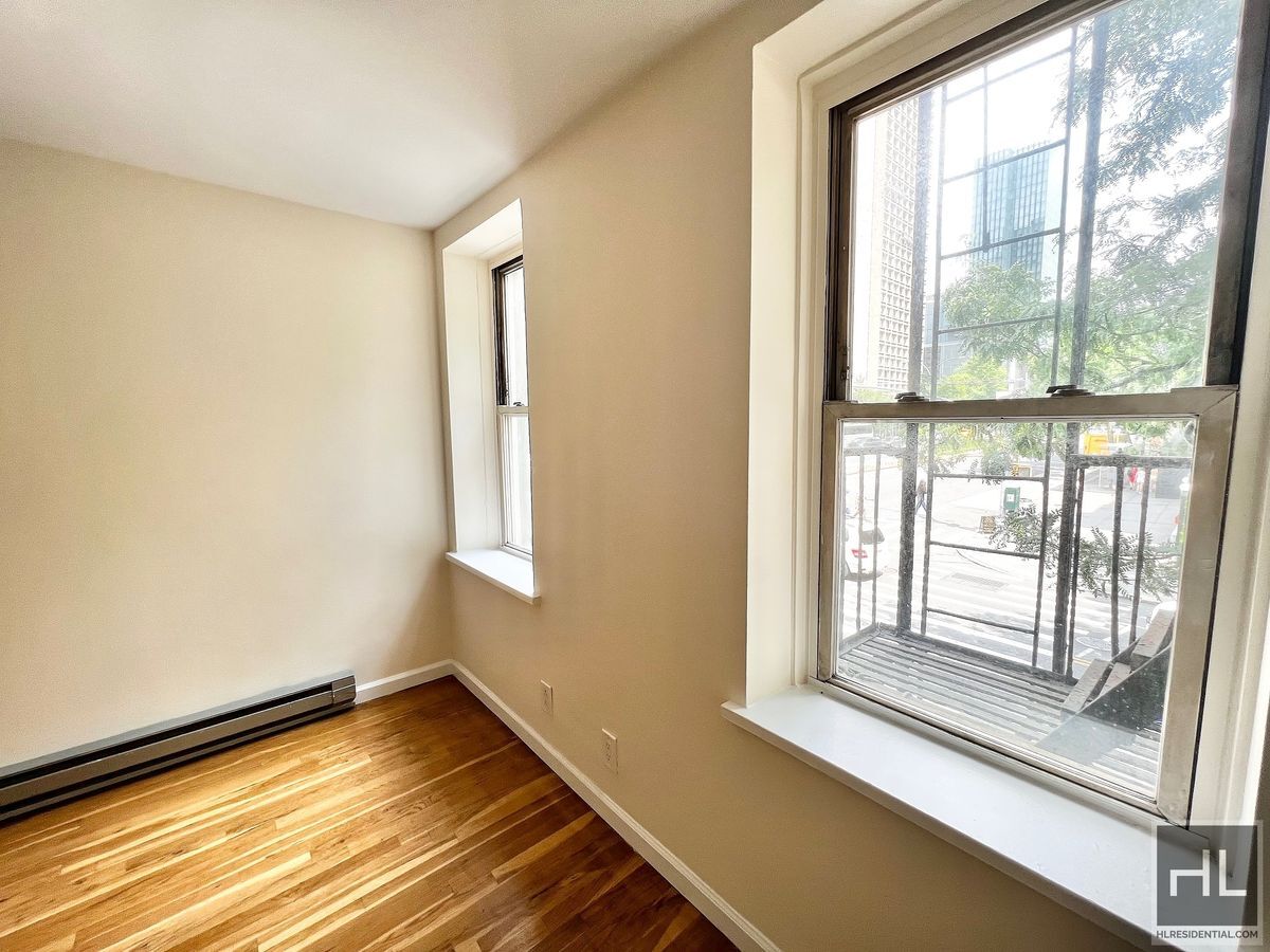 Building Photo - WEST BROADWAY