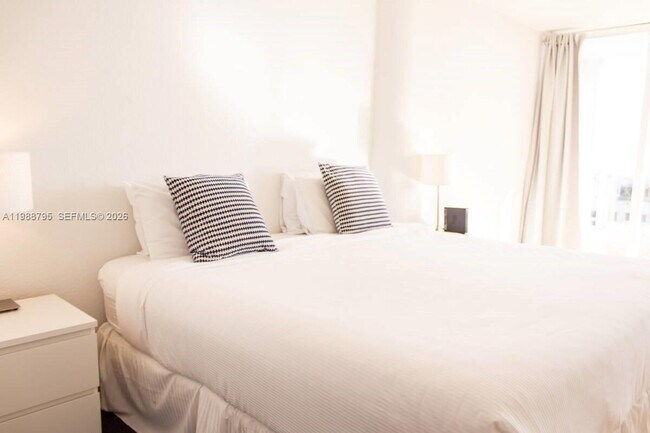 Building Photo - 1717 N Bayshore Dr