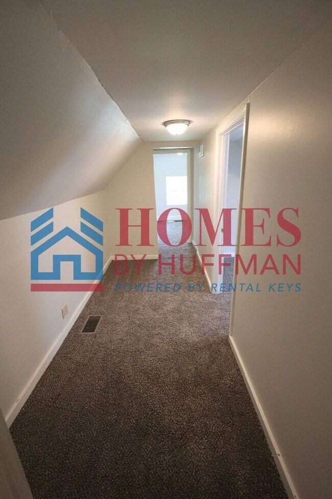 Building Photo - Three Bedroom House