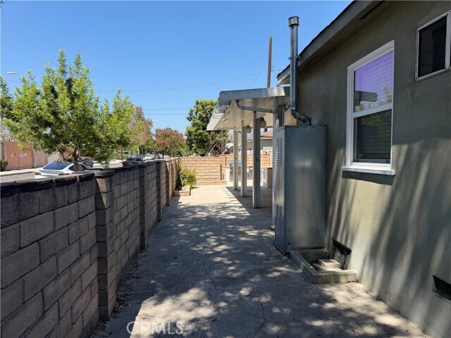Building Photo - 3017 W Victory Blvd