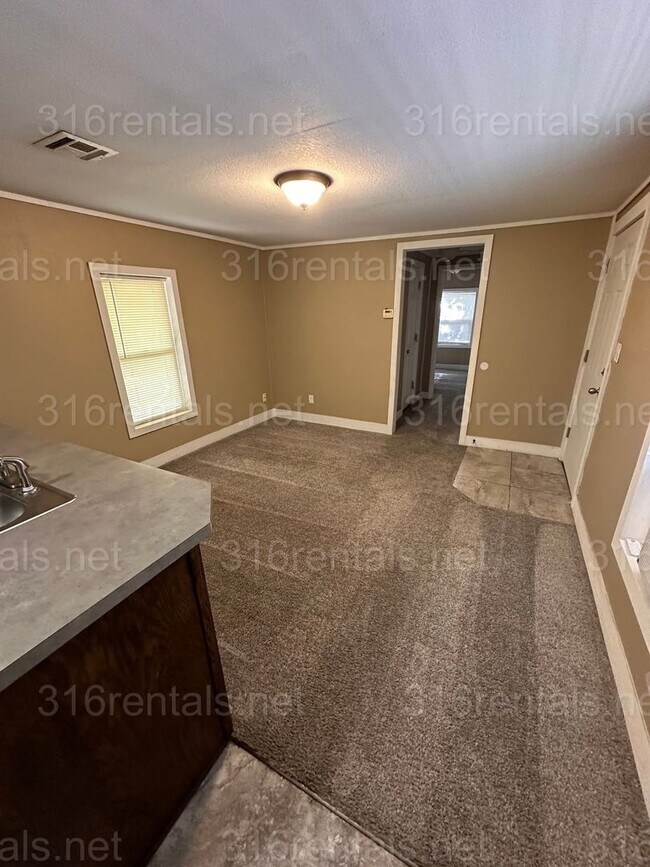 Building Photo - $625 - 1 bed 1 bath - Single Family Home secluded in the back of the main home 742 Hendryx