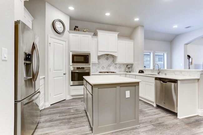 Building Photo - 8126 Silverspot Ln