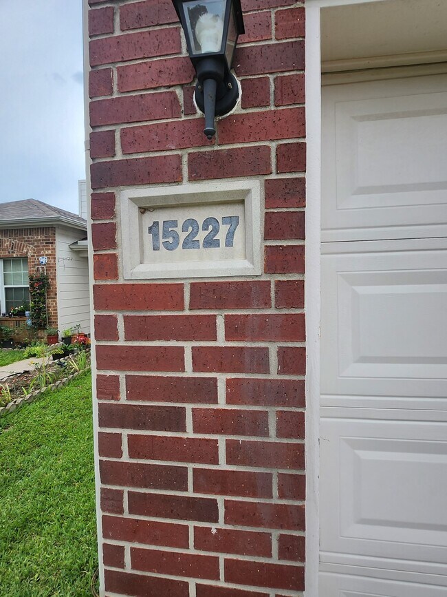 Building Photo - 15227 Mission Oak Dr