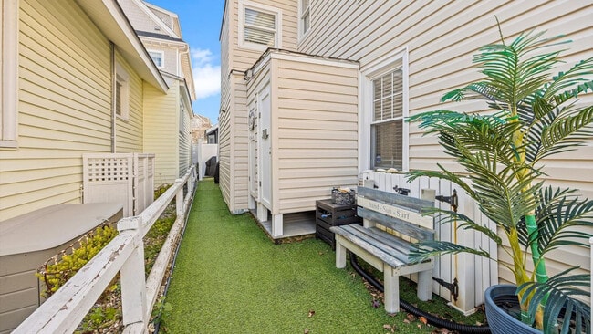 Building Photo - 816 St James Pl