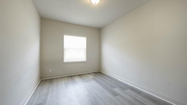 Building Photo - 2745 Troutt Dr