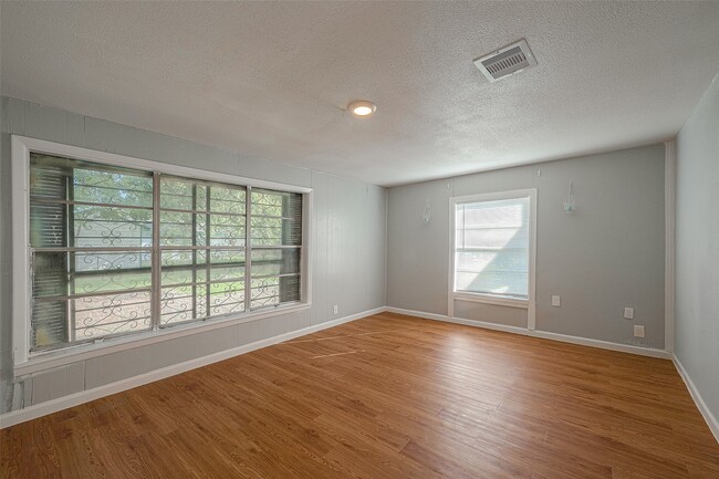 Building Photo - 5619 Willow Glen Dr