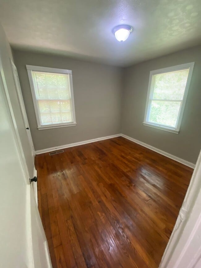 Building Photo - **AVAILABLE NOW**Total Electric 3 Bedroom ...