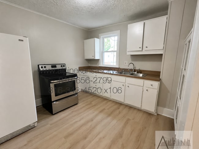 Building Photo - Updated NE Home!