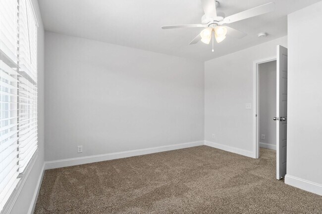 Building Photo - Pet Friendly Three Bedroom!