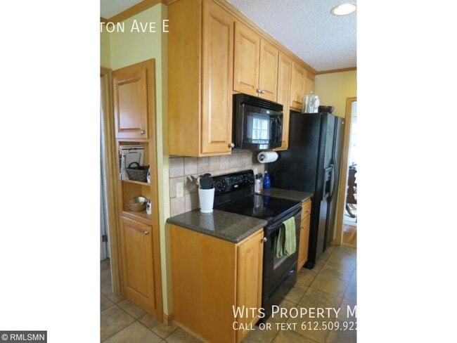 Building Photo - 704 Arlington Ave E