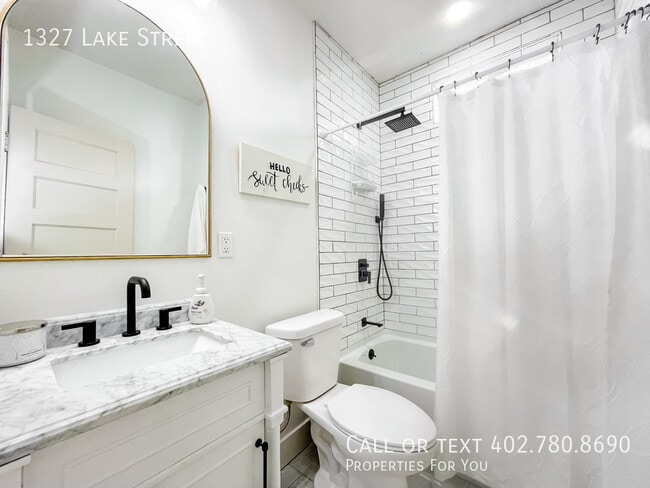 Building Photo - 1327 Lake St