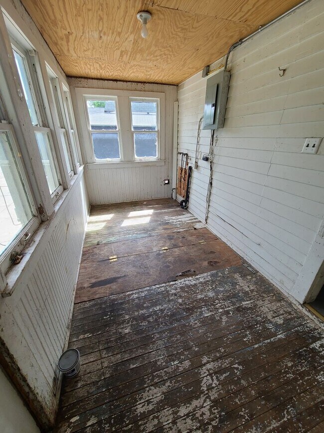 Building Photo - 2 Bedroom with Shed