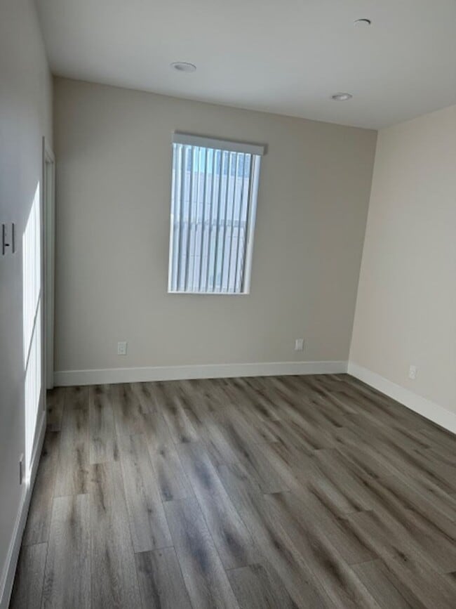 Building Photo - 3190 Carlin Ave