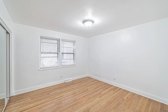 Building Photo - 7530 N Oakley Ave