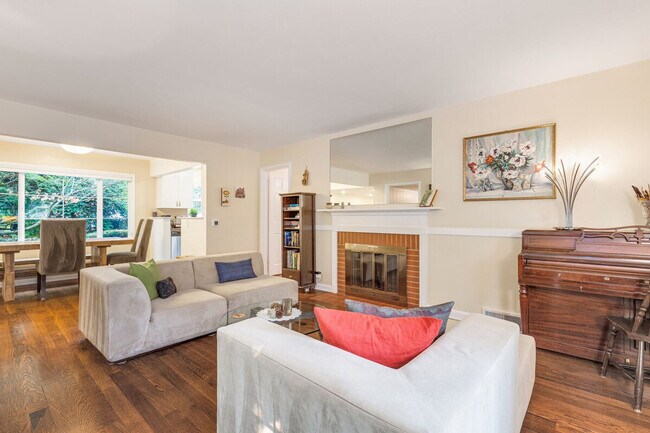 Building Photo - 3177 NE 84th St