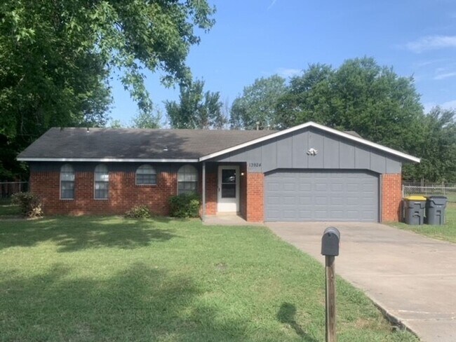 Building Photo - Come check out this super clean 3 bed, 2 b...