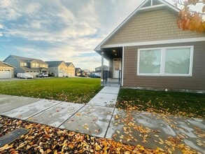 Building Photo - Spacious Duplex in Badger Mountain South