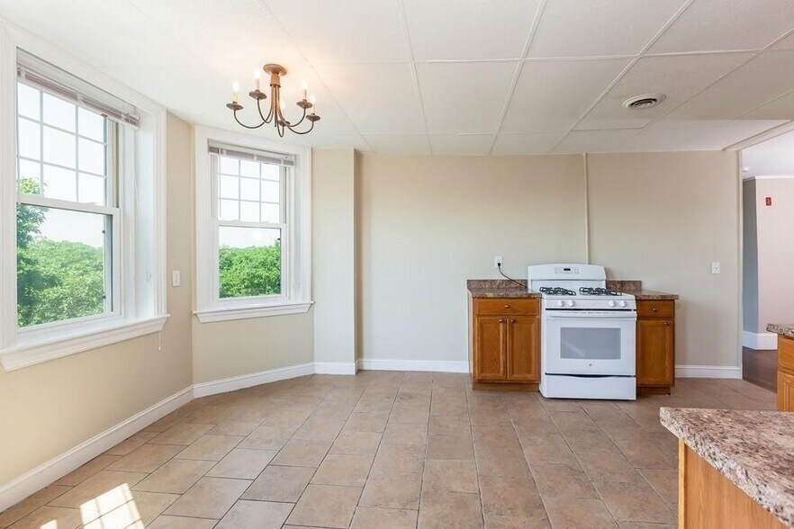 Building Photo - 384 Riverway