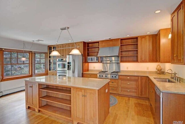 Building Photo - 3600 Pequash Ave